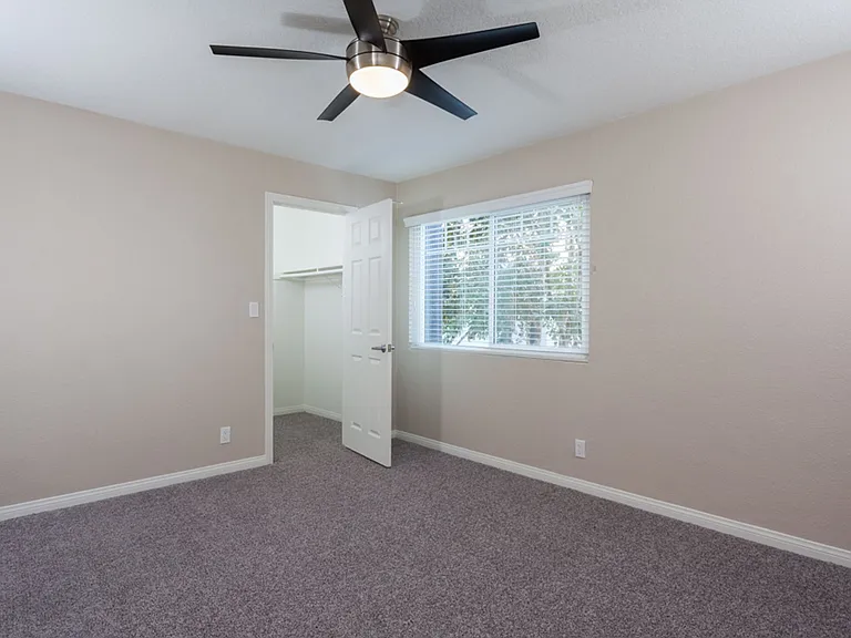 Villa Serrano Apartment Homes — Photo 32