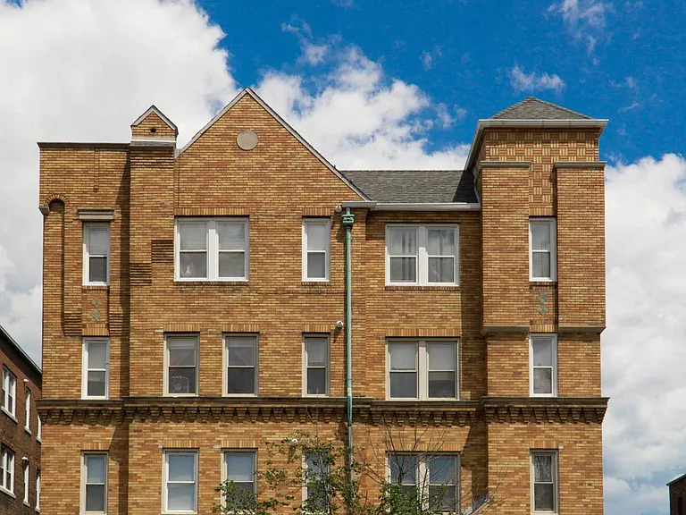 Eastpointe — Photo 19