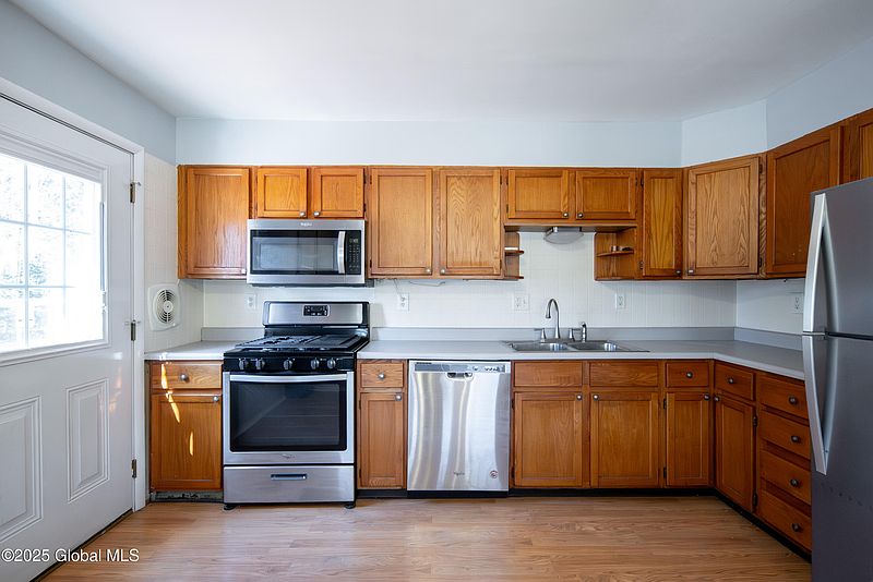 4th image of 86 Pettis Road