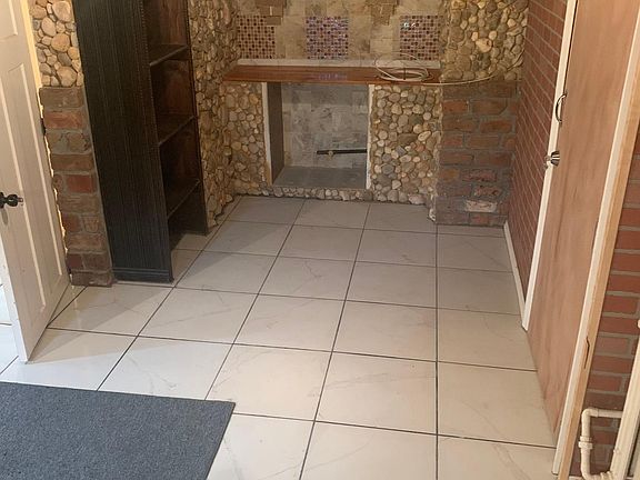 2nd image of 14 Mechanic St