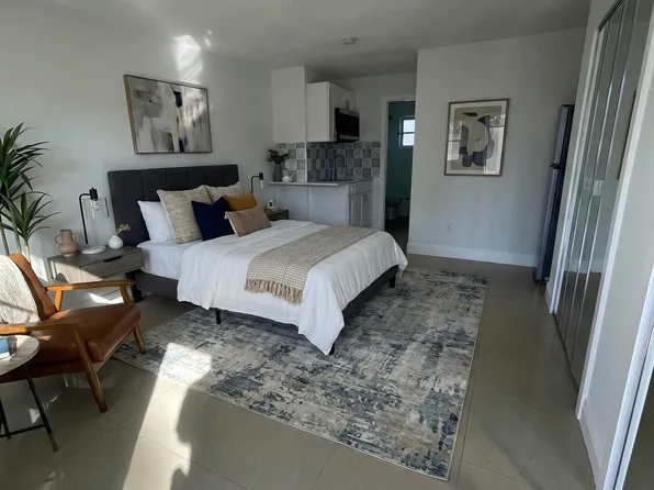 512 SW 7th St #B, Hallandale, FL 33009