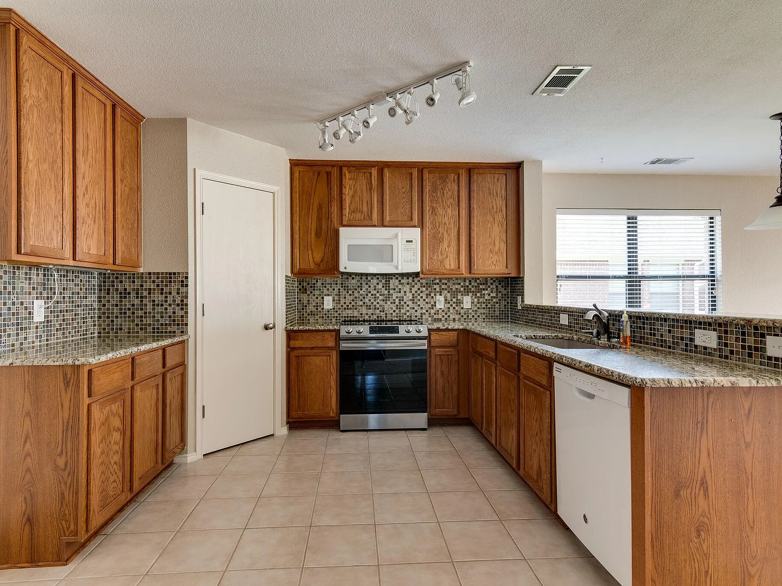3 bed, 1920 sqft, $2,100 — Photo 3
