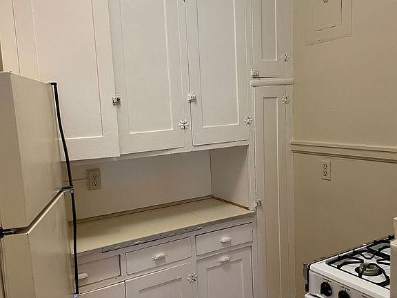 5th image of 610 W Franklin Ave #211