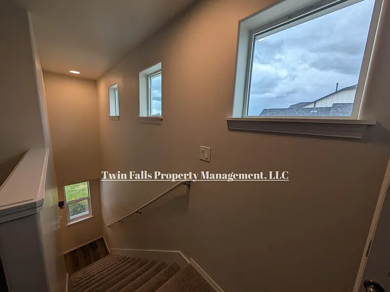 1574 Kenyon Rd — Photo 11