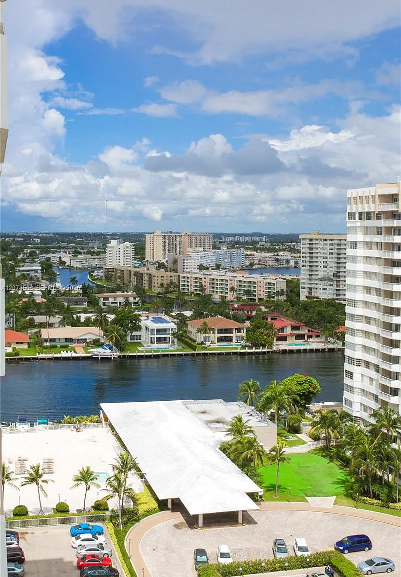 Hemispheres Condo — Photo 3