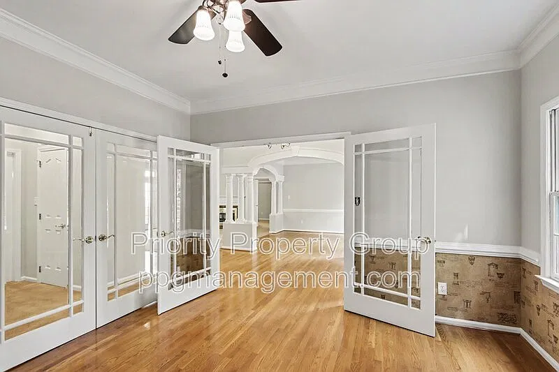 4 bed, 2.0 bath, 2502 sqft, $2,250 — Photo 3