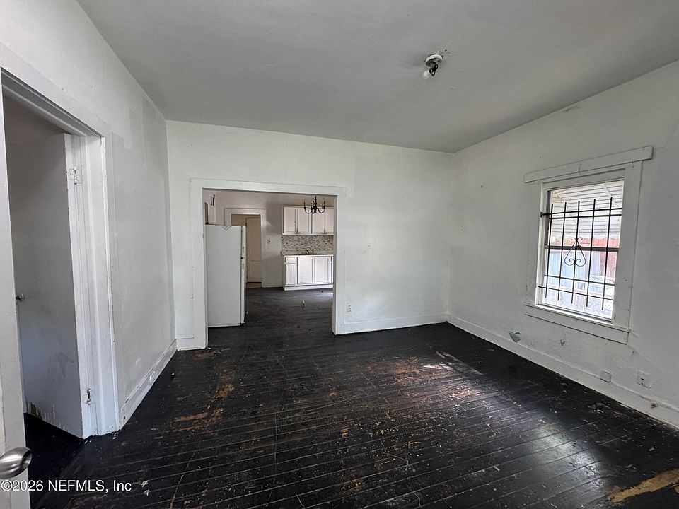 7th image of 1567 W 17TH Street