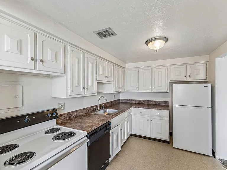 Bishop Park Apartments — Photo 28