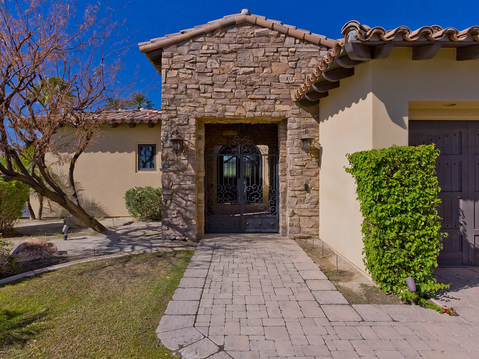 4 bed, 4.5 bath, 4429 sqft, $26,500 — Photo 2