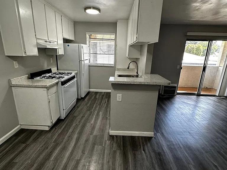 Chase Avenue East 960 — Photo 16