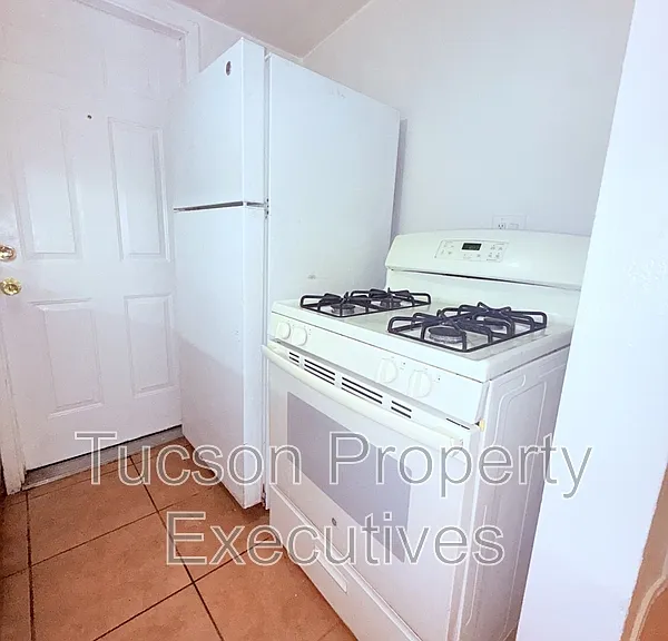 1644 N Beverly Ave — Photo 5