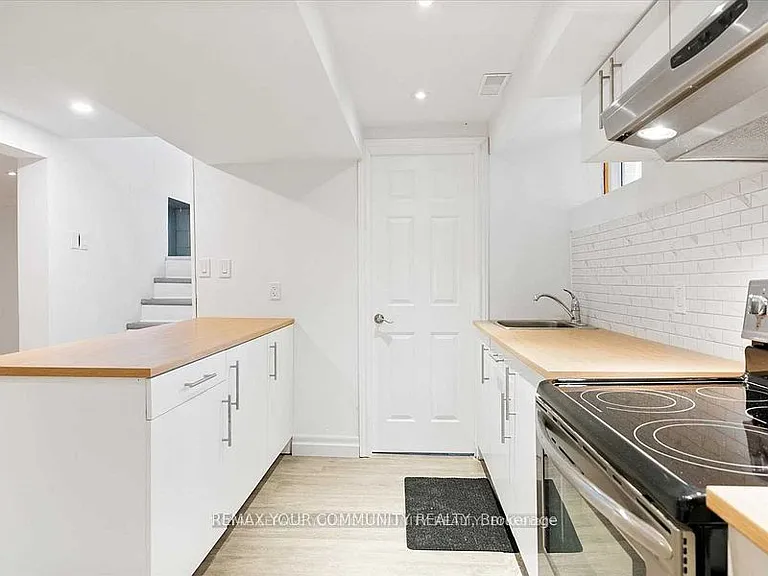 93 Westmount Dr S #LOWER — Photo 3