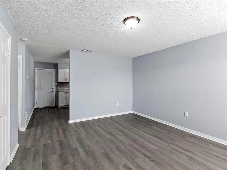 1703 Birchwood Cir #1-1703 — Photo 2