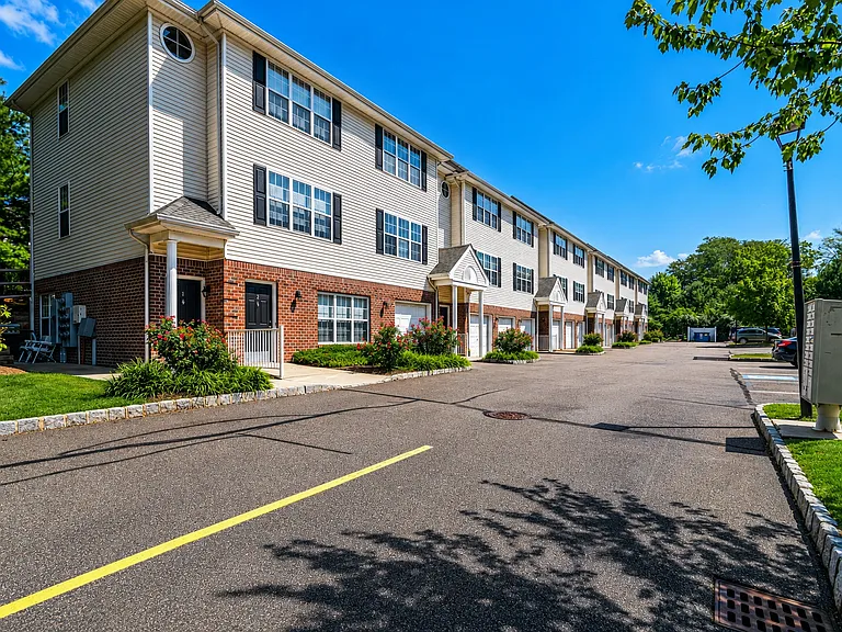 Mews at Annandale Townhomes — Photo 27