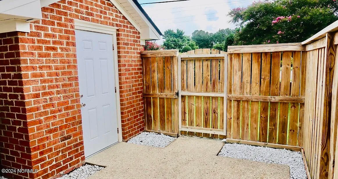 2 bed, 1.5 bath, 1056 sqft, $1,200 — Photo 3