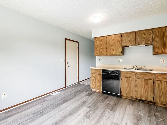 5th image of 3870-3872 Petzinger Rd