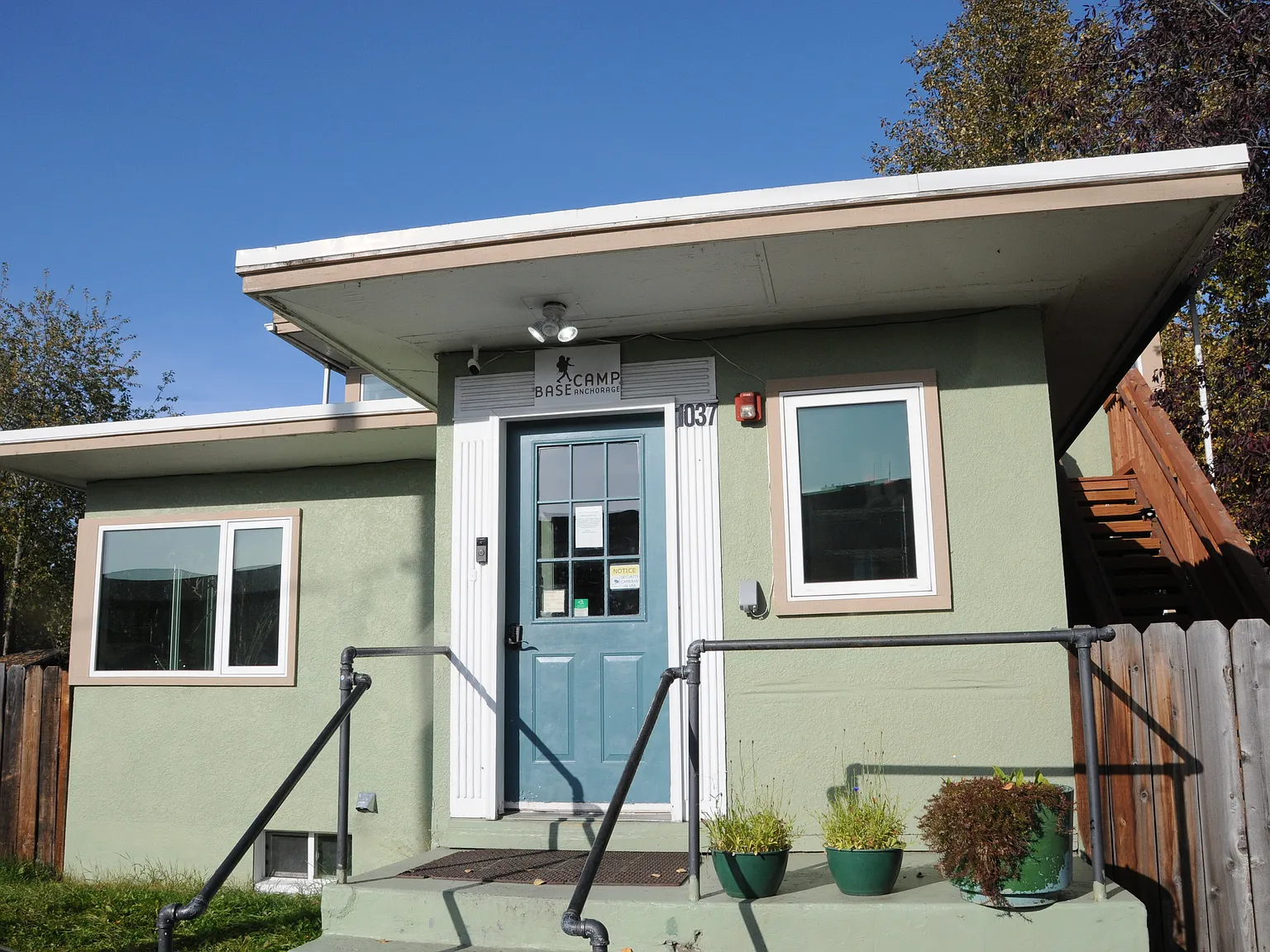 8 bed, 3600 sqft, $700 — Photo 2