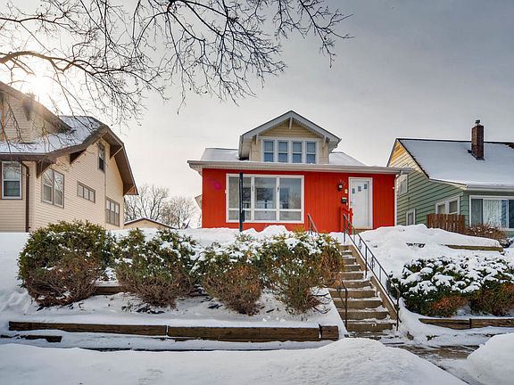 4th image of 902 Hyacinth Ave E