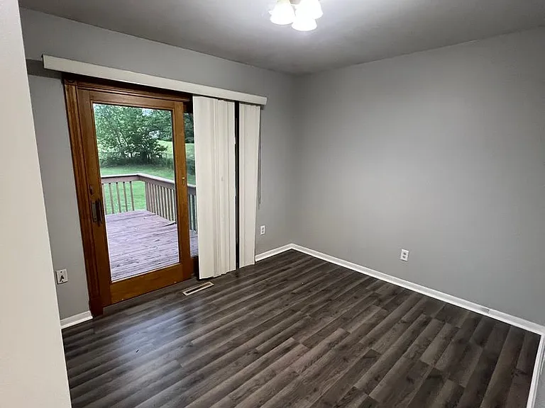 728 Meadowview Ln — Photo 18