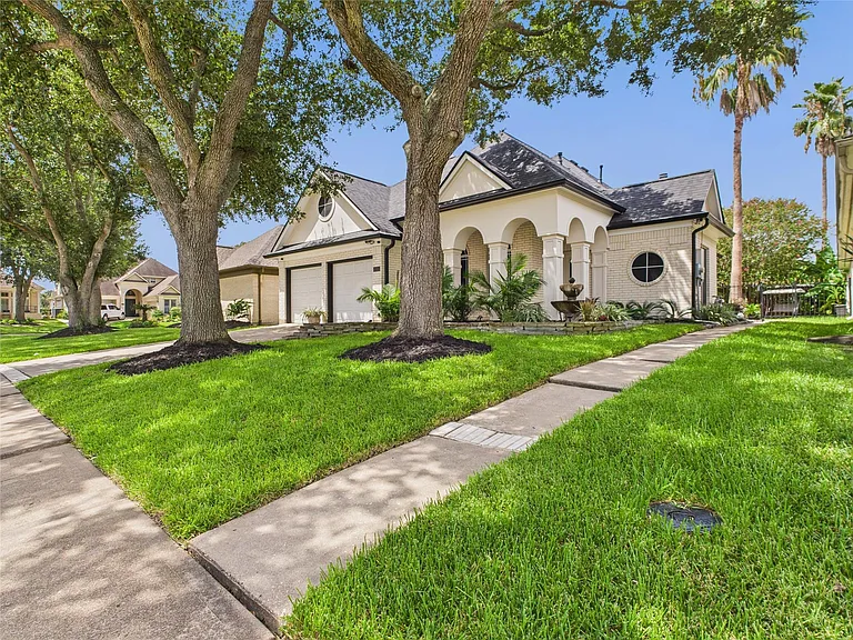 203 Las Brisas St — Photo 40
