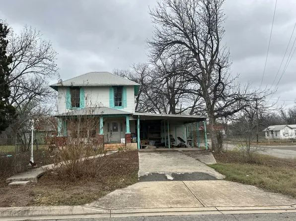 136 E Doughty St, Uvalde, TX 78801