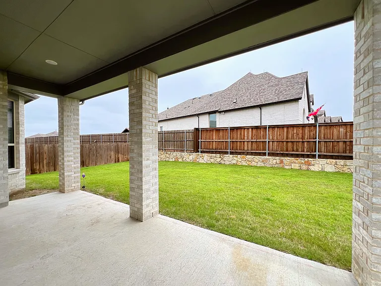 2410 Doncaster Dr — Photo 20