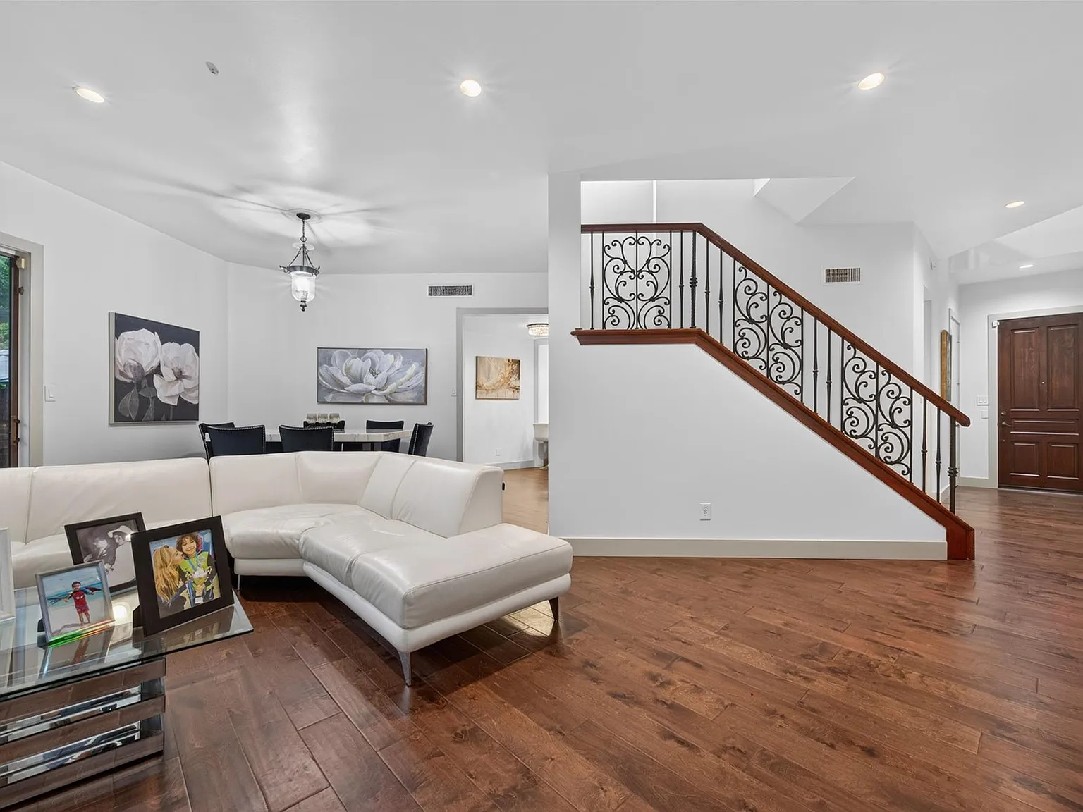 3 bed, 2.5 bath, 2299 sqft, $3,799 — Photo 3