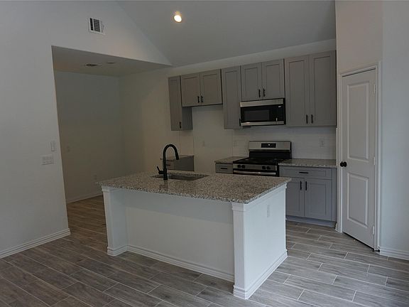 3rd image of 11538 Persimmon St