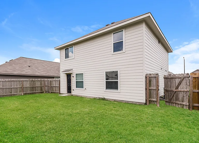1131 Crossing Dr — Photo 3