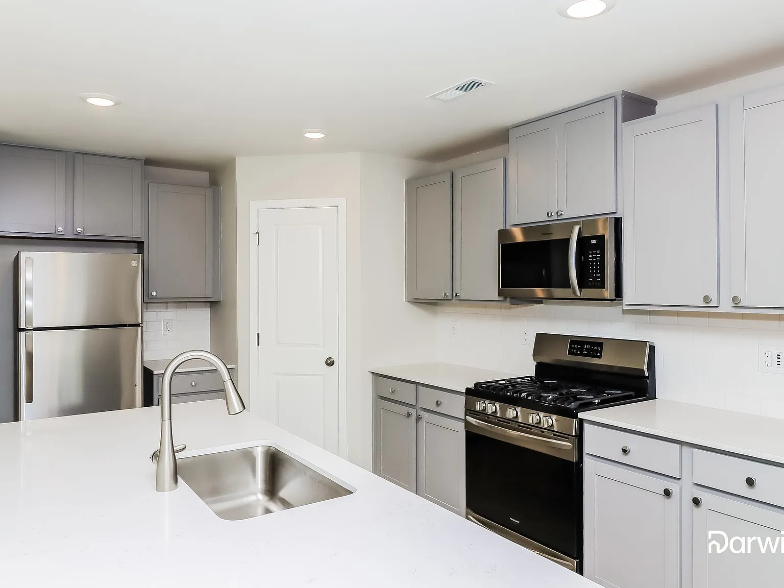 4 bed, 2.0 bath, 1955 sqft, $2,099 — Photo 4