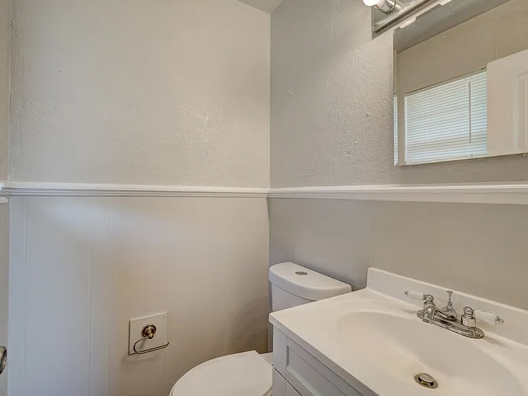 1401 Hampton Dr — Photo 27