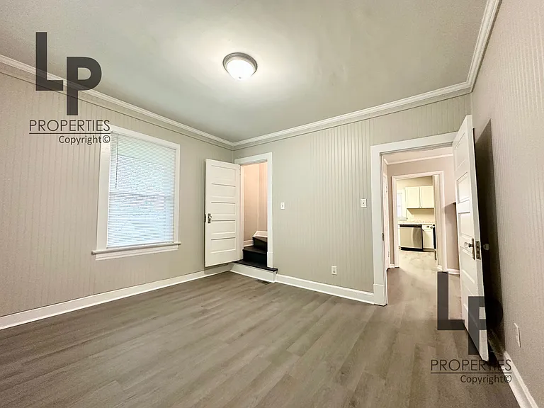 211 E 6th St — Photo 11
