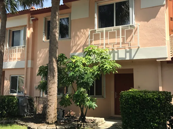 20815 NW 1st St, Pembroke Pines, FL 33029