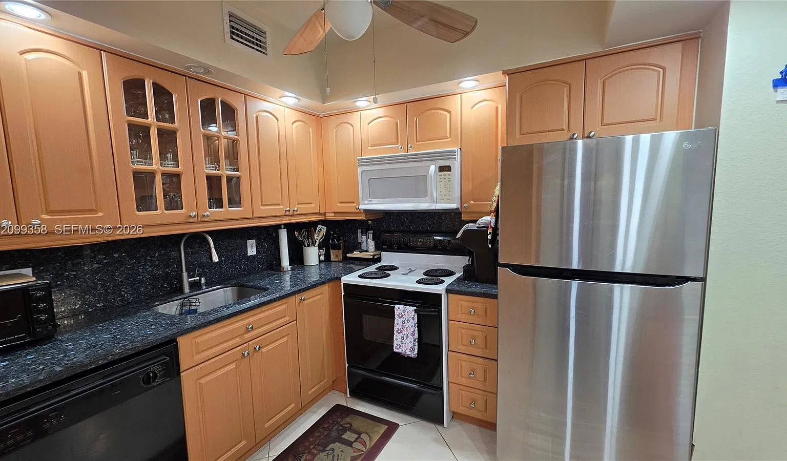Hemispheres Condo — Photo 2