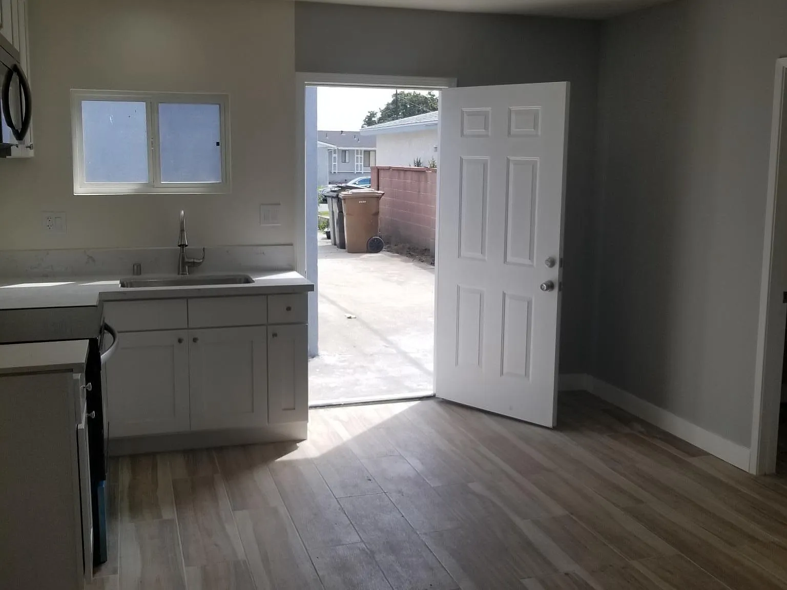 1537 W Woodcrest Ave — Photo 2