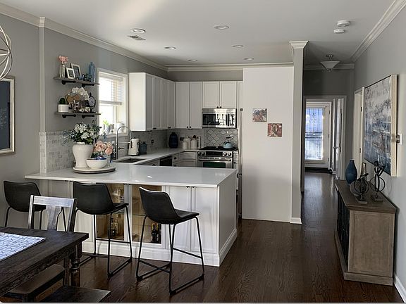 3rd image of 1102 N Wood St APT 1