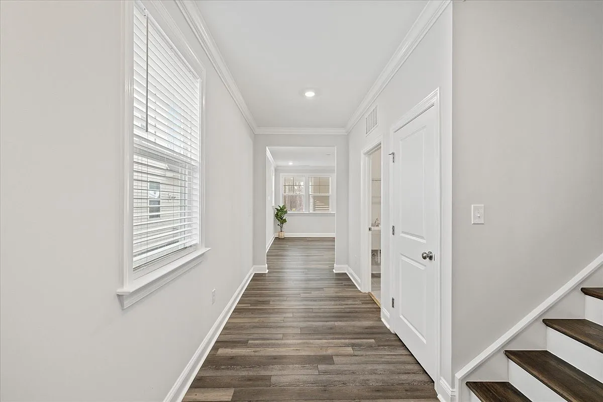 4 bed, 2.5 bath, 2465 sqft, $2,400 — Photo 3
