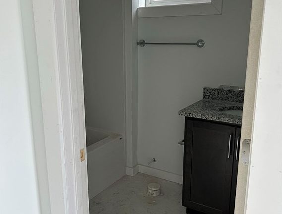 5th image of 916 Porter St