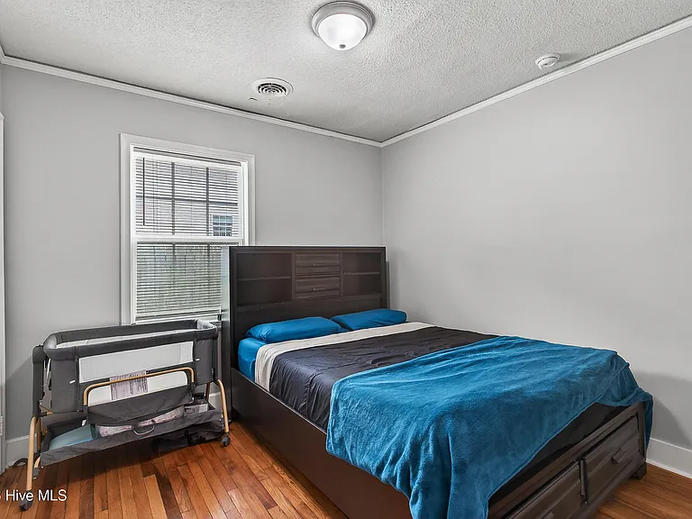 403 Sherwood Rd — Photo 16