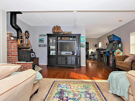 4th image of 547 Christie St