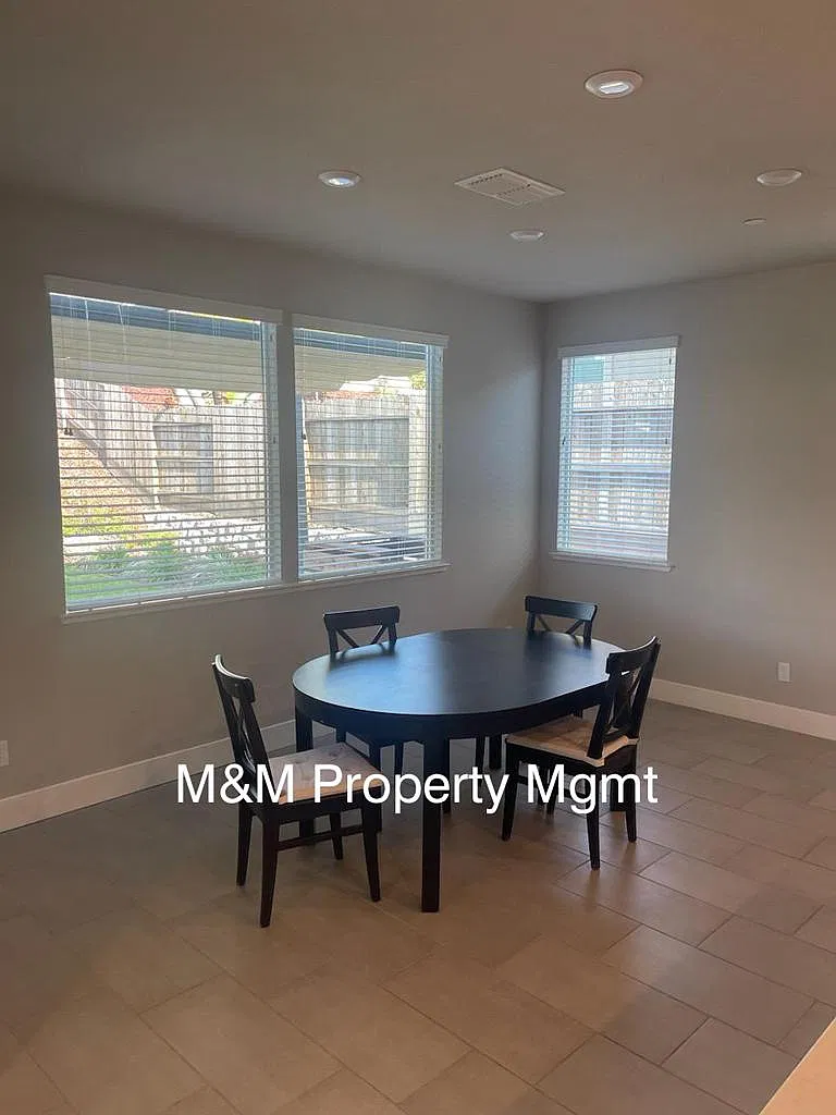 3 bed, 2.5 bath, 2296 sqft, $3,495 — Photo 4