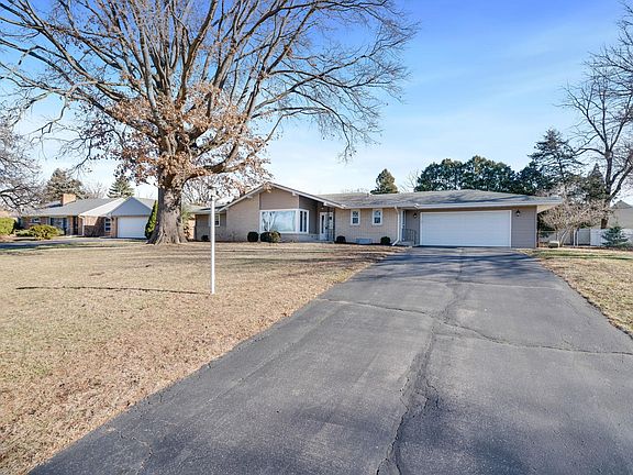 2nd image of 2209 Edgebrook Dr