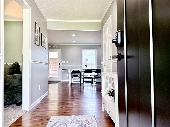 4th image of 918 Sanderson Dr