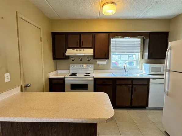 1100 E Caroline St APT 123, Tavares, FL 32778