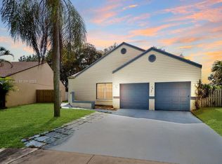 8690 SW 16th Ct, Pembroke Pines, FL 33025