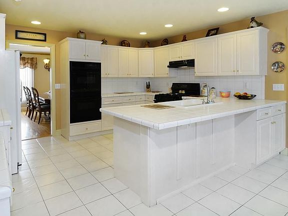 Meticulous modern eat-in kitchen with penisula