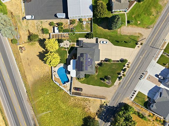4th image of 937 Rainbow Dr