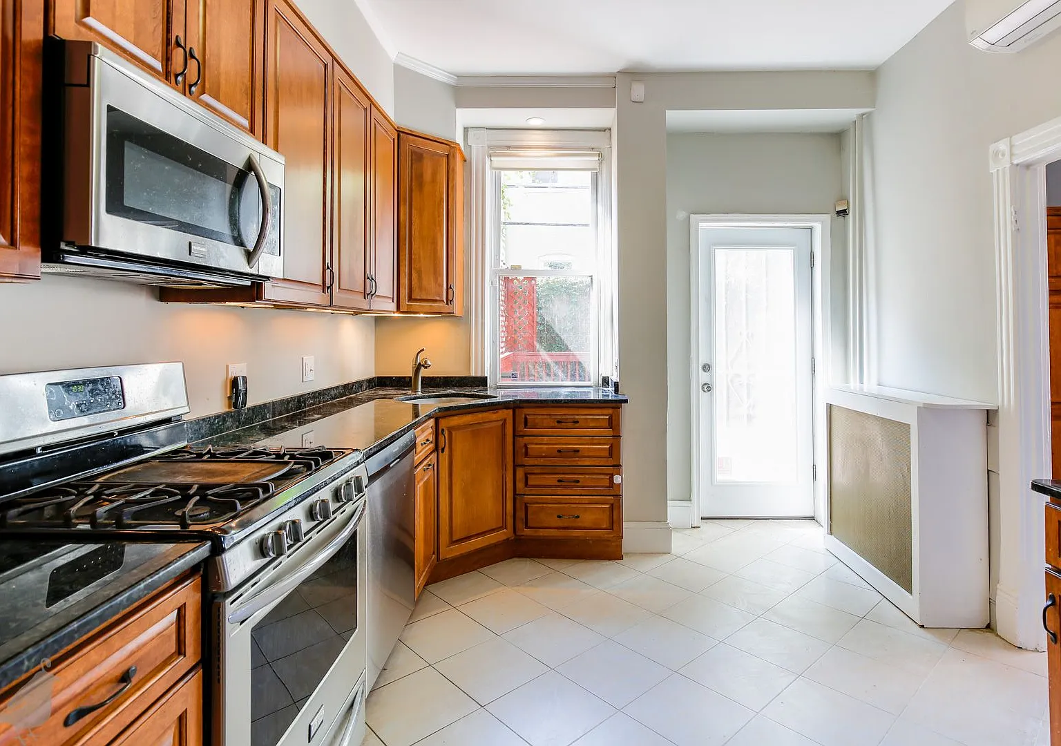 Classic 3 Bedroom Rowhome in Columbia Heights — Photo 3