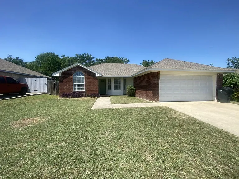 2305 Duke Ln — Photo 1