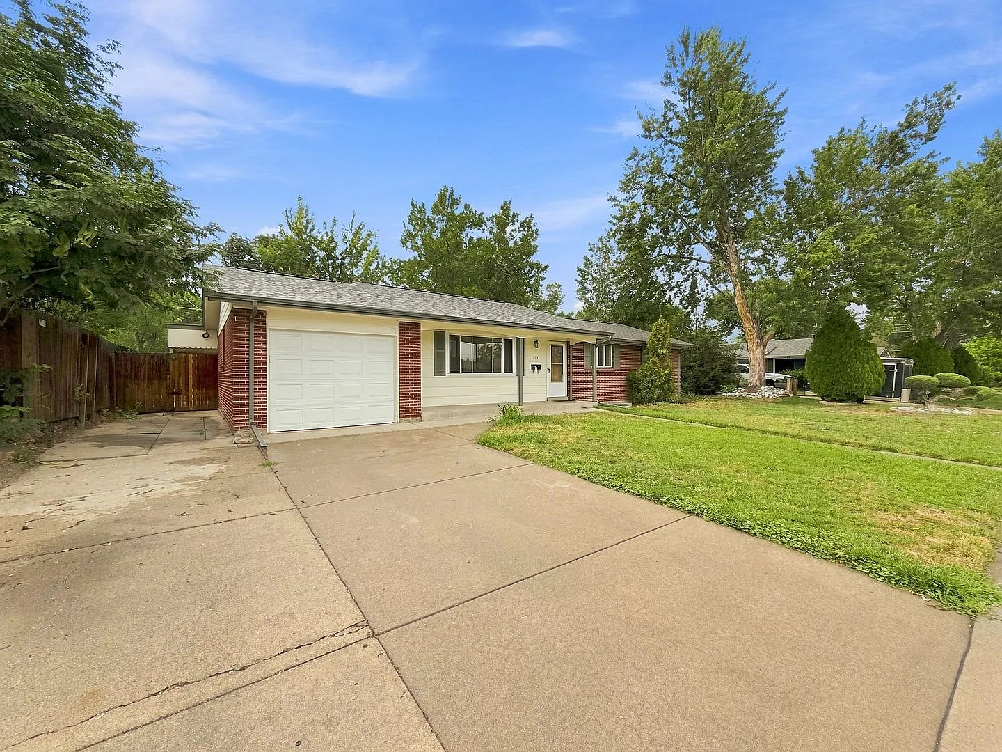 Large Arvada house with yard — Photo 2
